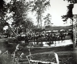 Bundesbatterie durchquert einen Nebenfluss des Rappahannock am Kampftag, Cedar Mountain, Virginia, 9. August 1862